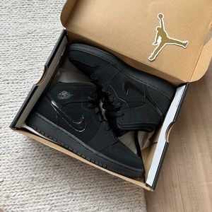 Nike AIR JORDAN MID TRIPLE BLACK